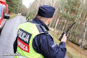 policjant z krótkofalówką w dłoni