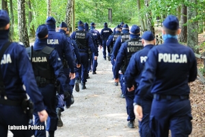 policjanci idący w dwóch rzędach