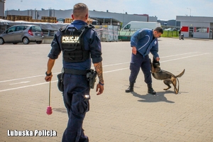 policyjny przewodnik oraz pozorant w trakcie tresury psa