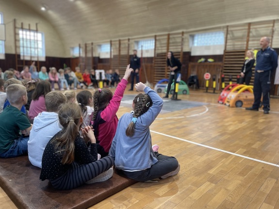 Edukacja na rzecz bezpieczeństwa- spotkanie policjantów i pracowników WORD z dziećmi