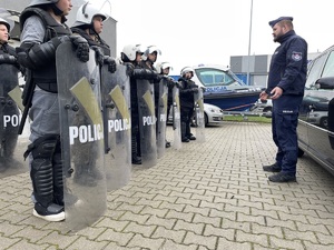 policjant w trakcie szkolenie uczniów pracy w pododdziałach zwartych