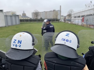 policjant w trakcie szkolenie uczniów pracy w pododdziałach zwartych