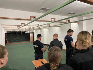 policjant w trakcie szkolenia uczniów na strzelnicy