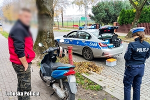 kontrolowany motorowerzysta w trakcie kotroli drogowej przeprowadzonej przez policjantkę