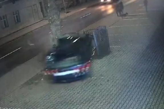 Rozpędzone auto jechało wprost na pieszych. Zatrzymało się uderzając w drzewo