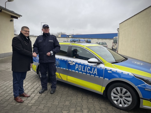 Nowy radiowóz dla policjantów z Komisariatu Policji w Skwierzynie – wspólna inicjatywa na rzecz bezpieczeństwa