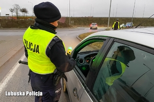 policjanci w trakcie kontroli stanu trzeźwości