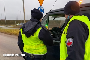 policjanci w trakcie kontroli stanu trzeźwości