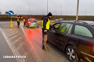 policjanci w trakcie kontroli stanu trzeźwości