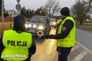 policjanci w trakcie kontroli stanu trzeźwości