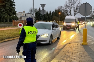 policjanci w trakcie kontroli stanu trzeźwości