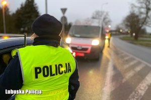 policjanci w trakcie kontroli stanu trzeźwości