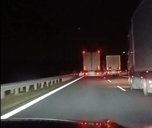 „Wyścig słoni” na autostradzie: surowe mandaty dla kierowców ciężarówek