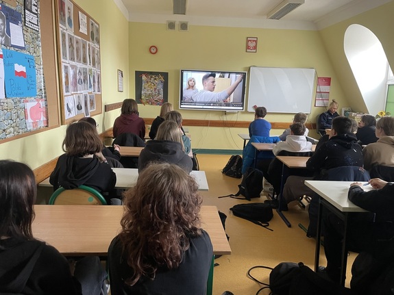 Promocja zawodu i edukacja młodzieży - Policjanci odwiedzają uczniów szkół średnich.