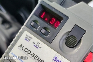 Na zdjęciu widzimy urządzenie do badania stanu trzeźwości alcosensor-IV, którego wynik wskazuje 1,30 mg/l.