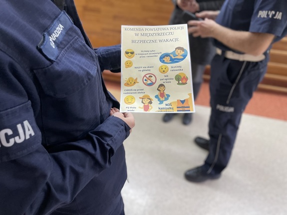 Spotkanie profilaktyczne międzyrzeckiej policji z młodzieżą– wakacyjne zasady bezpieczeństwa.