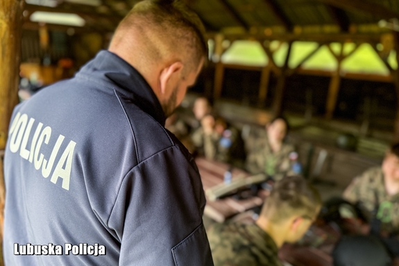Uczniowie poznawali Policję od podszewki