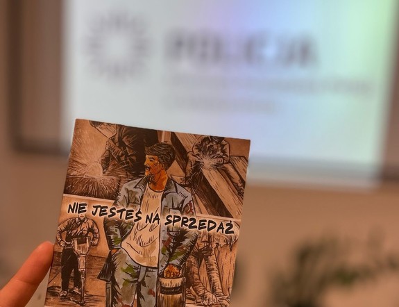 „Nie daj się złowić” – policjanci z Międzyrzecza rozmawiali z młodzieżą o handlu ludźmi