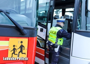 policjant w trakcie kontroli autokaru