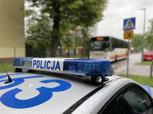 policyjny radiowóz w tle autokar