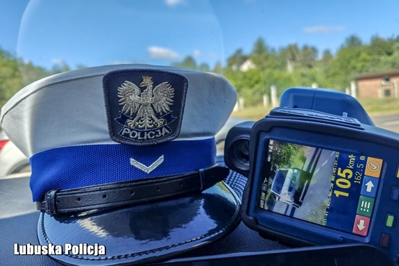 Jechał 105 km/h w obszarze zabudowanym. Policjanci zatrzymali mu prawo jazdy i ukarali wysokim mandatem