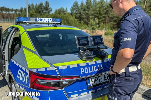 Bezpieczną podróż na wakacje policjanci zapewniają także przy użyciu drona