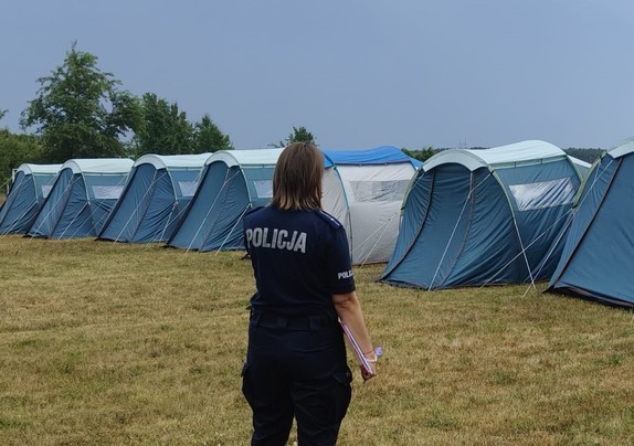 Policjanci kontrolują miejsca letniego wypoczynku