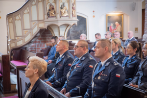 policjanci siedzą w ławce w kościele