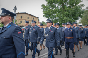 policjanci maszerują ulicami miasta