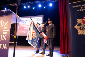 poczet sztandarowy policji na scenie
