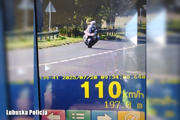 Drogowy recydywista zatrzymany przez policjantów. Motocyklista w obszarze zabudowanym pędził 110 km/h