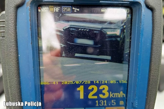 Przekroczył prędkość o 83 km/h – nieodpowiedzialny kierowca audi stracił prawo jazdy