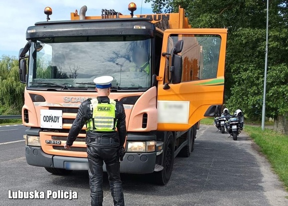 W trosce o środowisko i bezpieczeństwo - policjanci kontrolowali transport odpadów