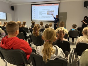 spotkanie profilaktyczne policjanta ruchu drogowego z dziećmi z półkolonii