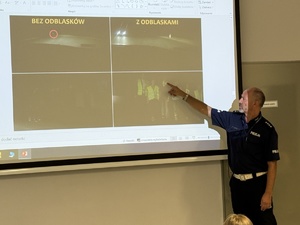 spotkanie profilaktyczne policjanta ruchu drogowego z dziećmi z półkolonii