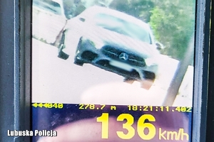pojazd marki mercedes z zarejestrowanym przekroczeniem prędkości