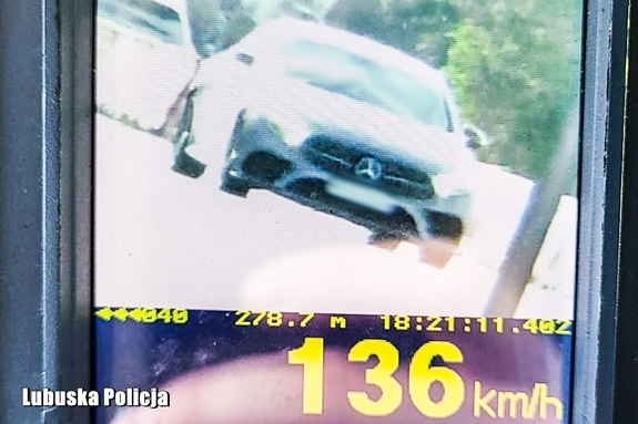Zamiast zwolnić, stworzył zagrożenie — niebezpieczna jazda przerwana przez policjantów