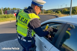 policjant we trackie kontroli trzeźwości kierujących