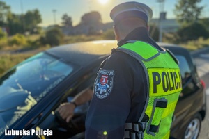 policjant we trackie kontroli trzeźwości kierujących