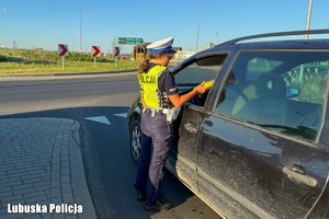 policjant we trackie kontroli trzeźwości kierujących