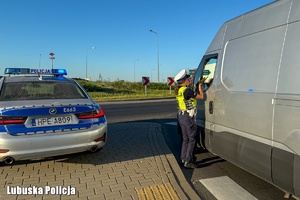 policjant we trackie kontroli trzeźwości kierujących