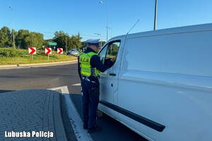 policjant we trackie kontroli trzeźwości kierujących