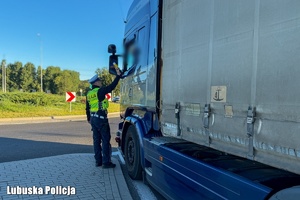 policjant we trackie kontroli trzeźwości kierujących