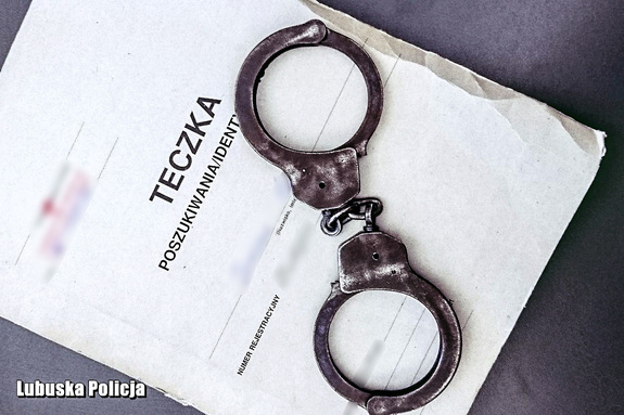 Policjanci zatrzymali 43-latka poszukiwanego czterema listami gończymi