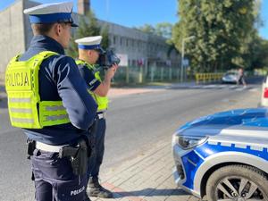 policjanci ruchu drogowego dokonują pomiaru prędkości w rejonie przejścia dla pieszych