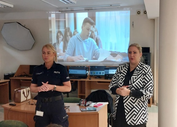 Tydzień Przeciwdziałania Przemocy Rówieśniczej – policjanci z Międzyrzecza razem z przedstawicielką z Centrum Usług Społecznych -  przeciwko przemocy