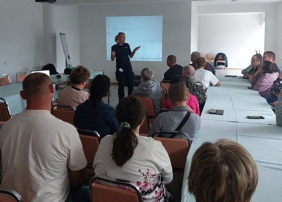 Policjanci rozmawiają z seniorami jak ustrzec się przed działaniem oszustów