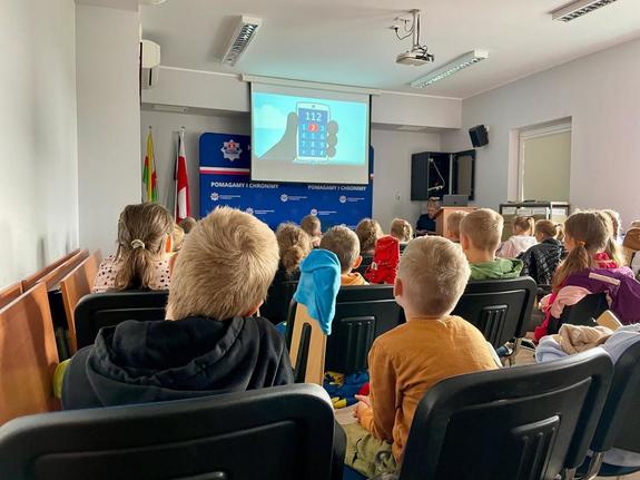 Przedszkolaki uczą się bezpieczeństwa z policjantami- wizyta w komendzie policji