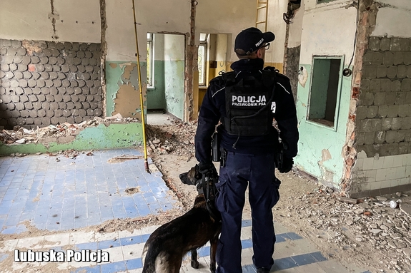 Pomoc dla potrzebujących to priorytet — policjanci kontrolują pustostany przed zimą