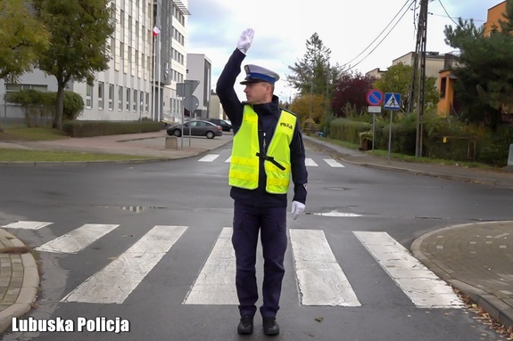Bezpieczna podróż z lubuską Policją – jak zachować się gdy funkcjonariusz kieruje ruchem?
